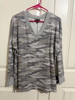Versona Gray Camo V-Neck Long Sleeve super soft top